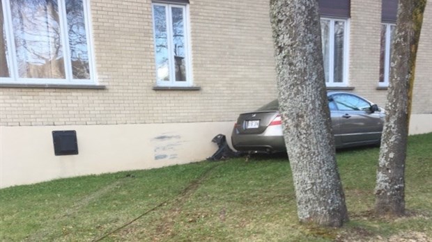 Une voiture s'immobilise contre un édifice