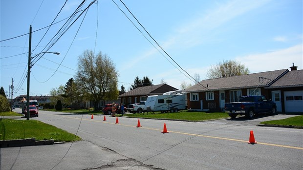 Un poids lourd accroche des fils sur la rue de l’Ancrage