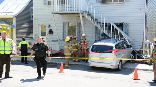 Un véhicule percute un bâtiment sur la rue Témiscouata