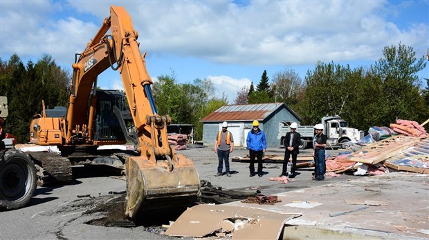 Première pelletée de terre pour la Coop Agriscar à Trois-Pistoles