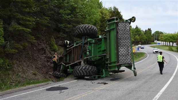 Une moissonneuse-batteuse se renverse à Notre-Dame-du-Portage