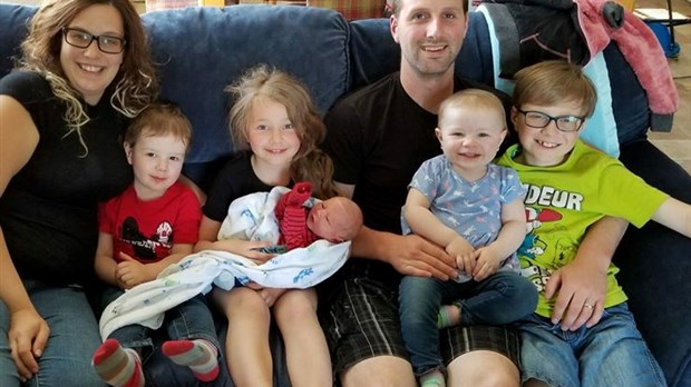 Quand bébé se pointe à l’improviste : le joli chaos de Charles-Édouard Rioux