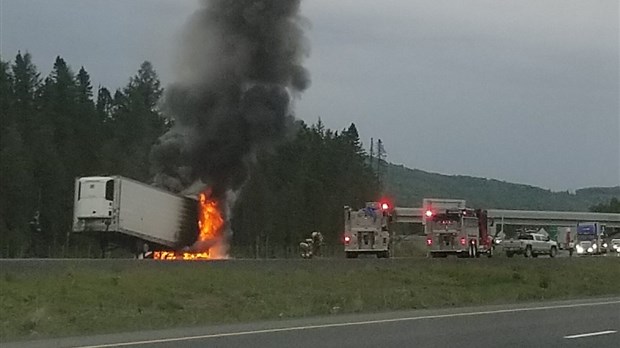 Incendie de remorque sur l’autoroute 85