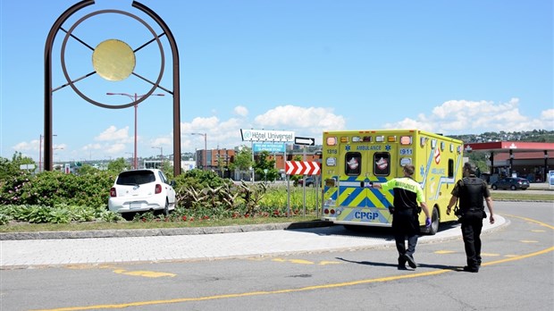 Une automobile termine sa course dans le rondpoint à Rivière-du-Loup