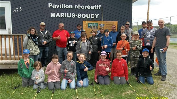 Des pêcheurs en herbe à Dégelis