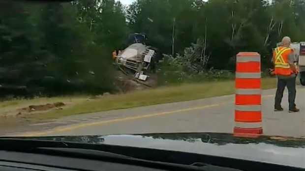 Un poids lourd percute des arbres sur l’autoroute 20 