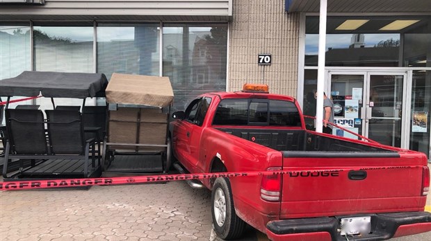 Une camionnette fracasse une vitrine