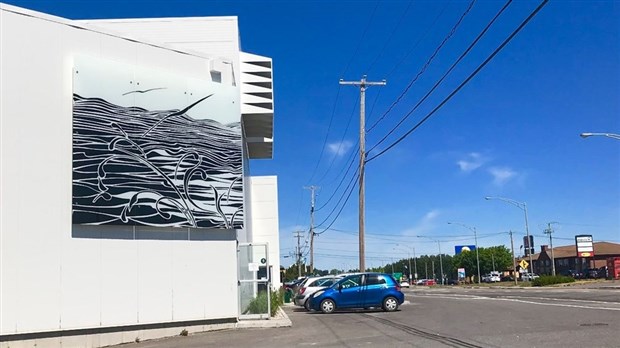 La murale prend forme sur la façade de l’usine Prelco