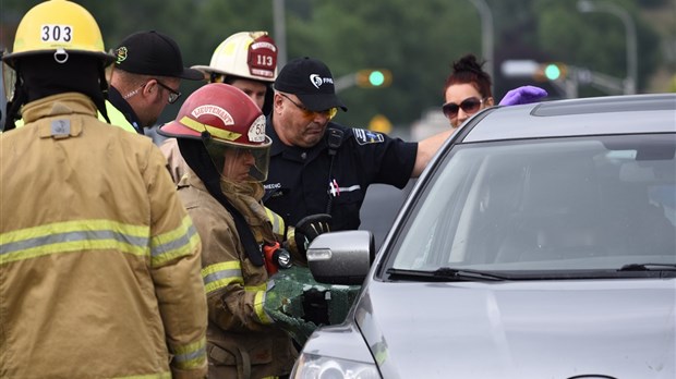 Une vitre d’auto fracassée pour porter assistance à deux enfants
