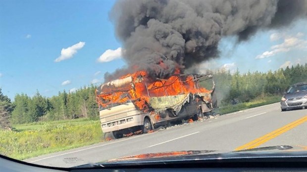 Un incendie ravage un motorisé sur la route 185