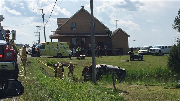 Un véhicule termine sa course dans un étang à Saint-Jean-de-Dieu