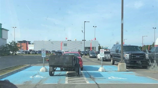 Un trois pour un dans un stationnement de Rivière-du-Loup