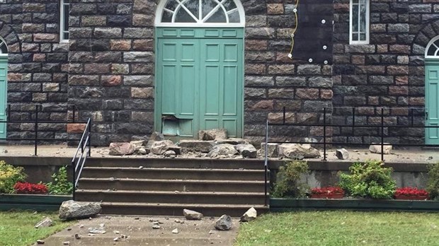 Des pierres tombent sur le parvis de l’église de Saint-Éloi 