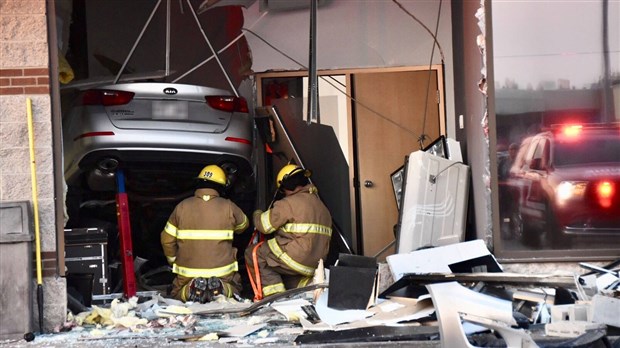 Une voiture fracasse la vitrine de la Banque nationale 
