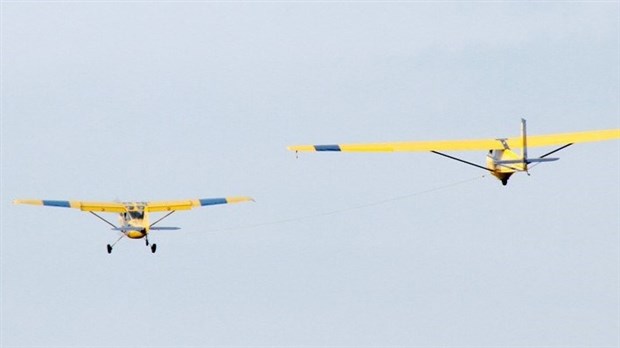 Des cadets de l'air touchent le ciel