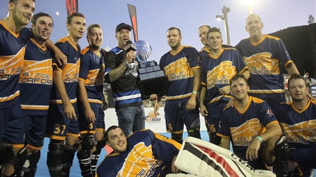 Deux équipes s'illustrent au Championnat québécois de dek hockey