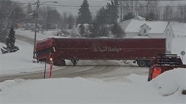 Un poids lourd en fâcheuse position sur la route 293