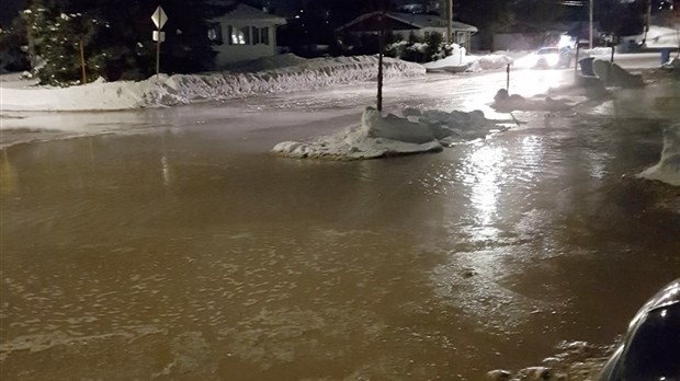 Bris d'aqueduc sur la rue Prévost à Rivière-du-Loup