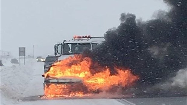 Voiture en flammes à l'est de Saint-Simon