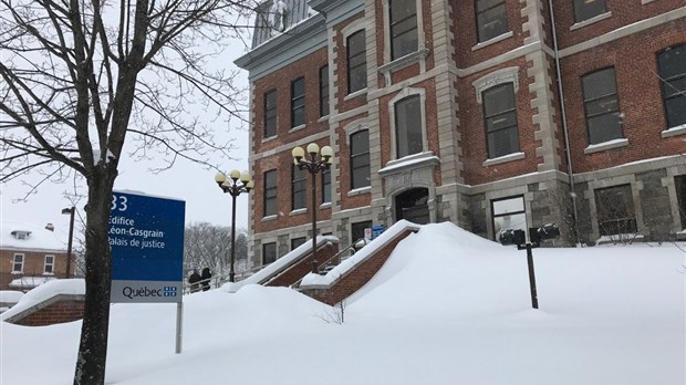 Voies de fait à l’hôtel de ville de Rivière-du-Loup : procès prévu le 29 mai