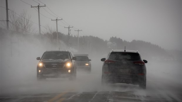 Neige, poudrerie et visibilité réduite attendues ce soir