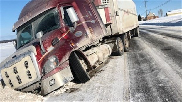 Un poids lourd s'enlise sur la route 291