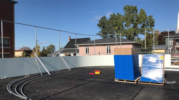 École internationale Saint-François-Xavier: la patinoire prend forme