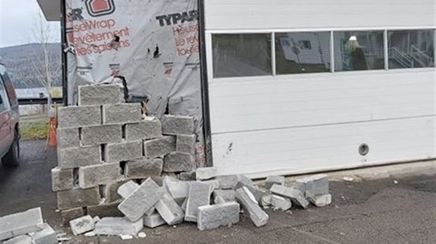Un VUS heurte un garage à Pohénégamook