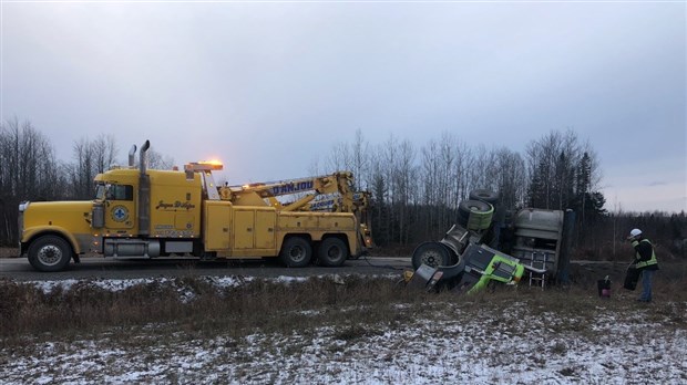 Un poids lourd se renverse à Saint-Jean-de-Dieu