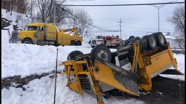 Un camion de déneigement se renverse à Saint-Jean-de-Dieu