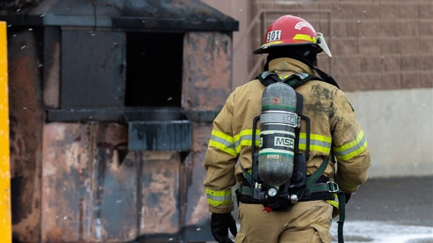 Un conteneur prend feu au Centre commercial de Rivière-du-Loup 