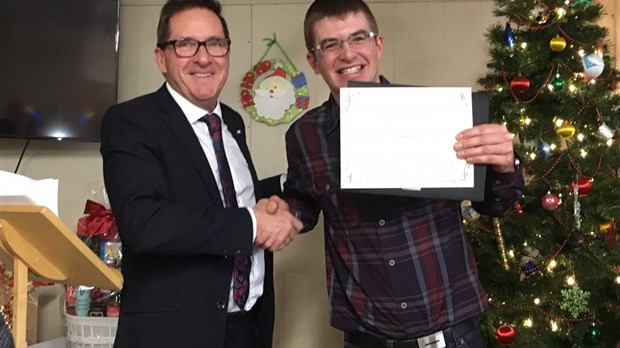 Un certificat de l’Assemblée nationale remis à Jimmy Ouellet