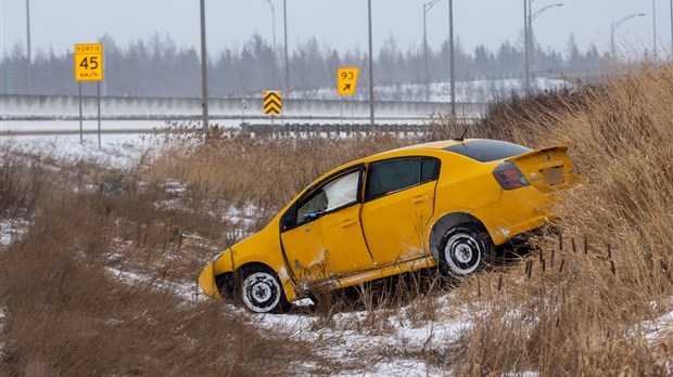 Une voiture fauche un lampadaire sur l’autoroute 85 