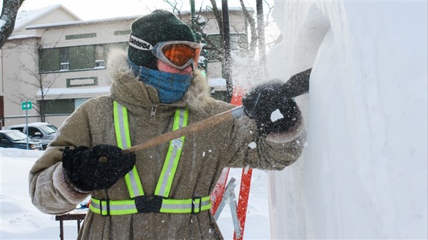 Des sculpteurs à l’œuvre sur la rue Lafontaine à Rivière-du-Loup