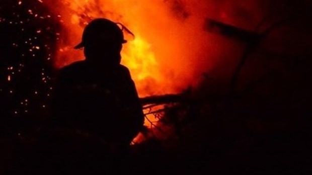 Un chalet détruit par les flammes à Saint-Juste-du-Lac 