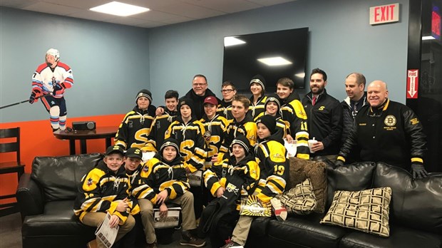 L’équipe M13 des Sphinx de Rivière-du-Loup rencontre des anciens Bruins de Boston