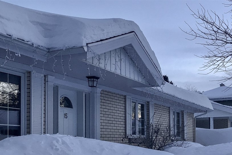 Déneigement de toit : pensez sécurité