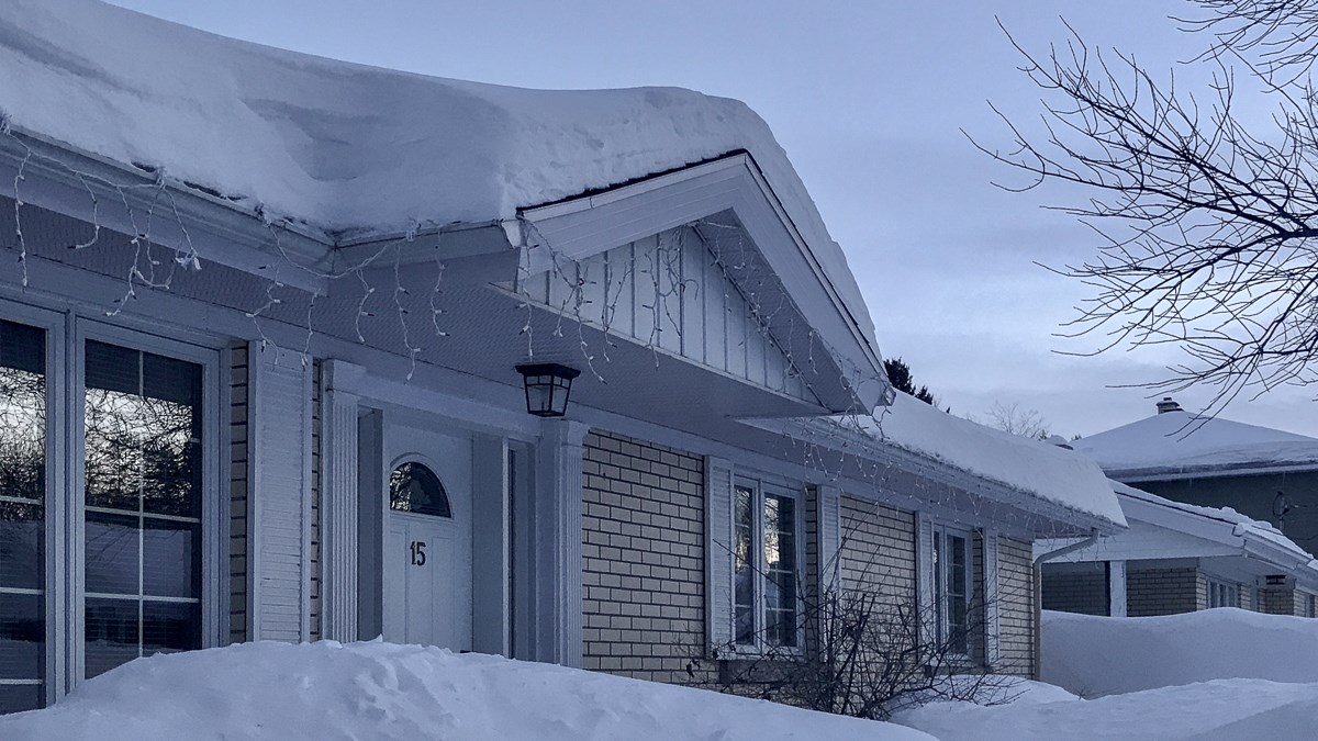 Déneigement de la toiture: conseils de sécurité