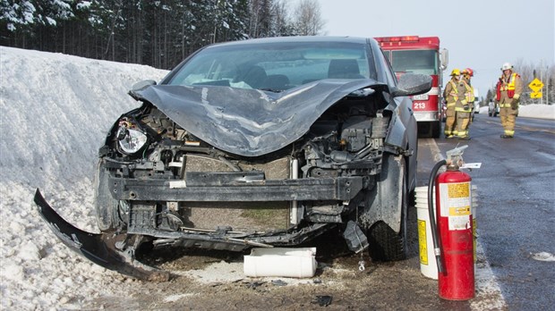 Un pneu se détache d'un poids lourd et percute une voiture