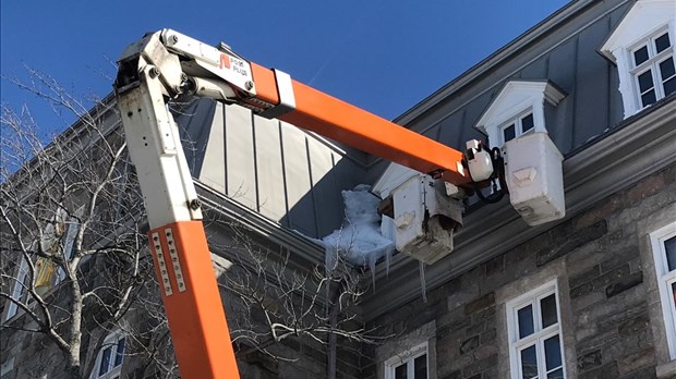 Opération déneigement à la bibliothèque Françoise-Bédard 