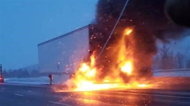 Remorque en feu sur l'autoroute 85