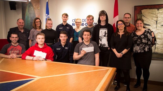 Huit bourses de 1 700 $ remises à des étudiants du Cégep de Rivière-du-Loup