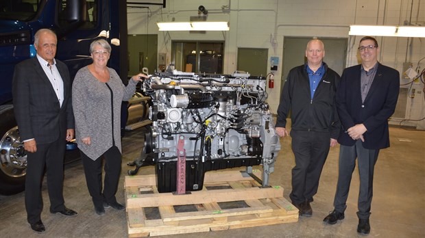 Les élèves du Pavillon-de-l’Avenir ont un nouveau moteur de camion-remorque pour apprendre
