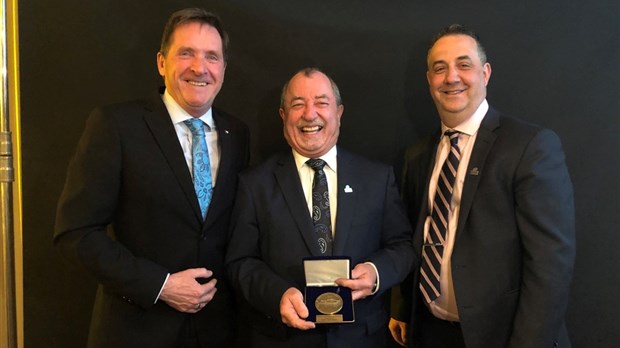 Gilles Lortie reçoit la médaille de l'Assemblée nationale