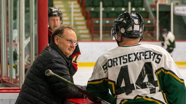 Compétition de hockey amicale au Centre Premier Tech 