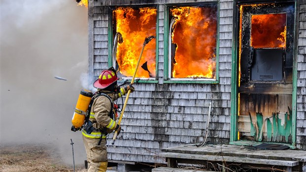 Un incendie sous haute surveillance à Saint-Alexandre