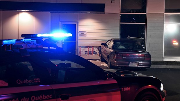 Une voiture percute le bâtiment de la Place Témis à Rivière-du-Loup