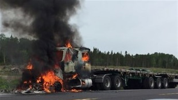 Un poids lourd ravagé par les flammes sur la route 185 