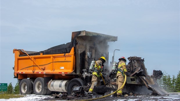 Camion lourd s'enflamme sur l'autoroute 20 