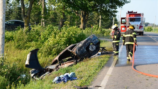 Un véhicule accidenté prend feu à Saint-Arsène